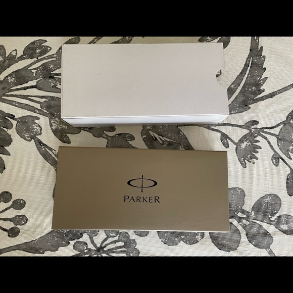 Parker Duofold Black and Gold Rollerball Pen - Picture 2 of 6